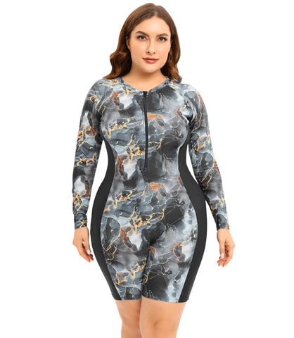 Mulher usando Maiô Plus Size Feminino Estampado com mangas longas, ideal para proteção solar e conforto em atividades aquáticas.