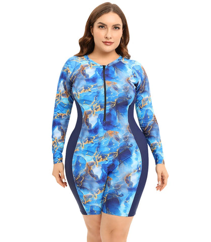 Mulher usando Maiô Plus Size Feminino Estampado com mangas longas, ideal para proteção solar e conforto em atividades aquáticas.