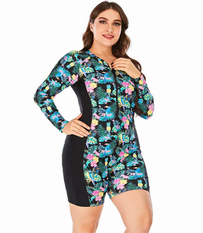 Mulher usando Maiô Plus Size Feminino Estampado com mangas longas, ideal para proteção solar e conforto em atividades aquáticas.