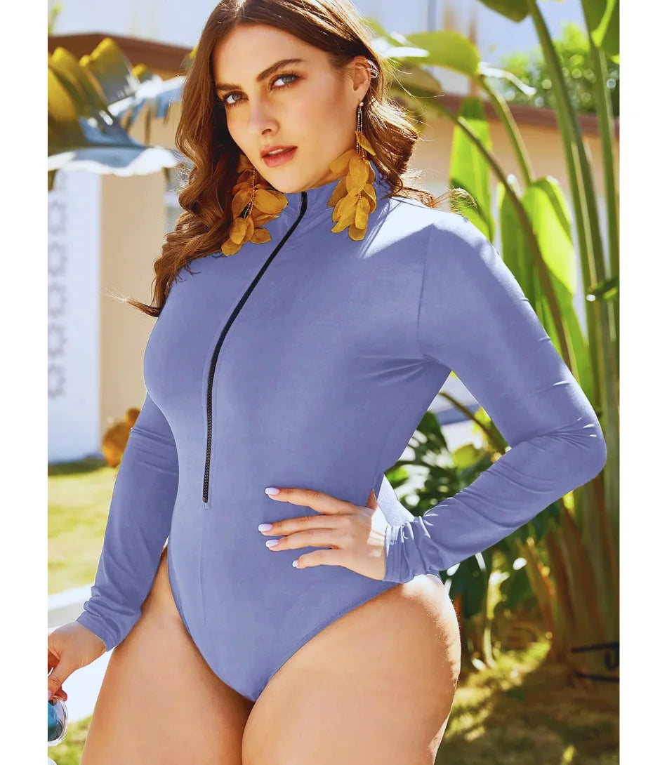 Maiô plus size feminino manga longa com zíper frontal e proteção UV, ideal para praia e esportes aquáticos.