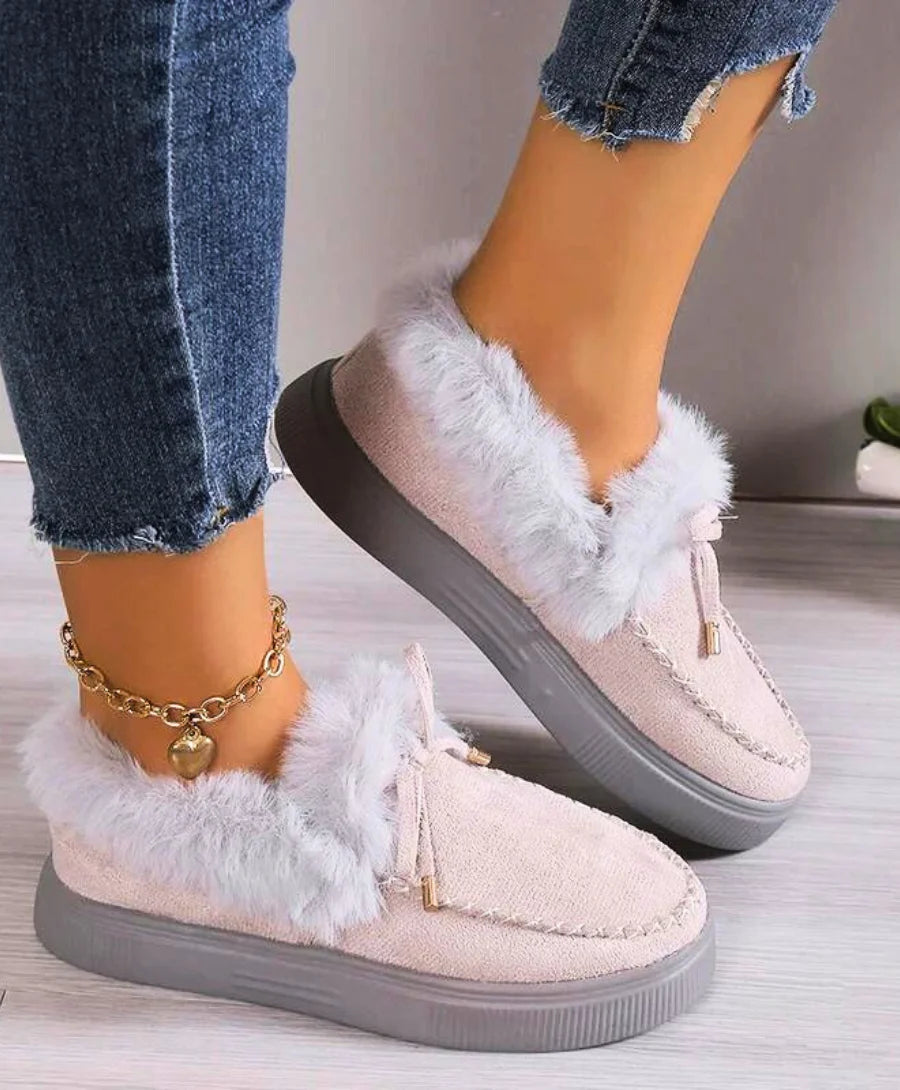 Pantufa Bota Feminina Inverno em Plush, confortável e elegante, feita de pelúcia macia com interior em espuma viscoelástica e sola antiderrapante.