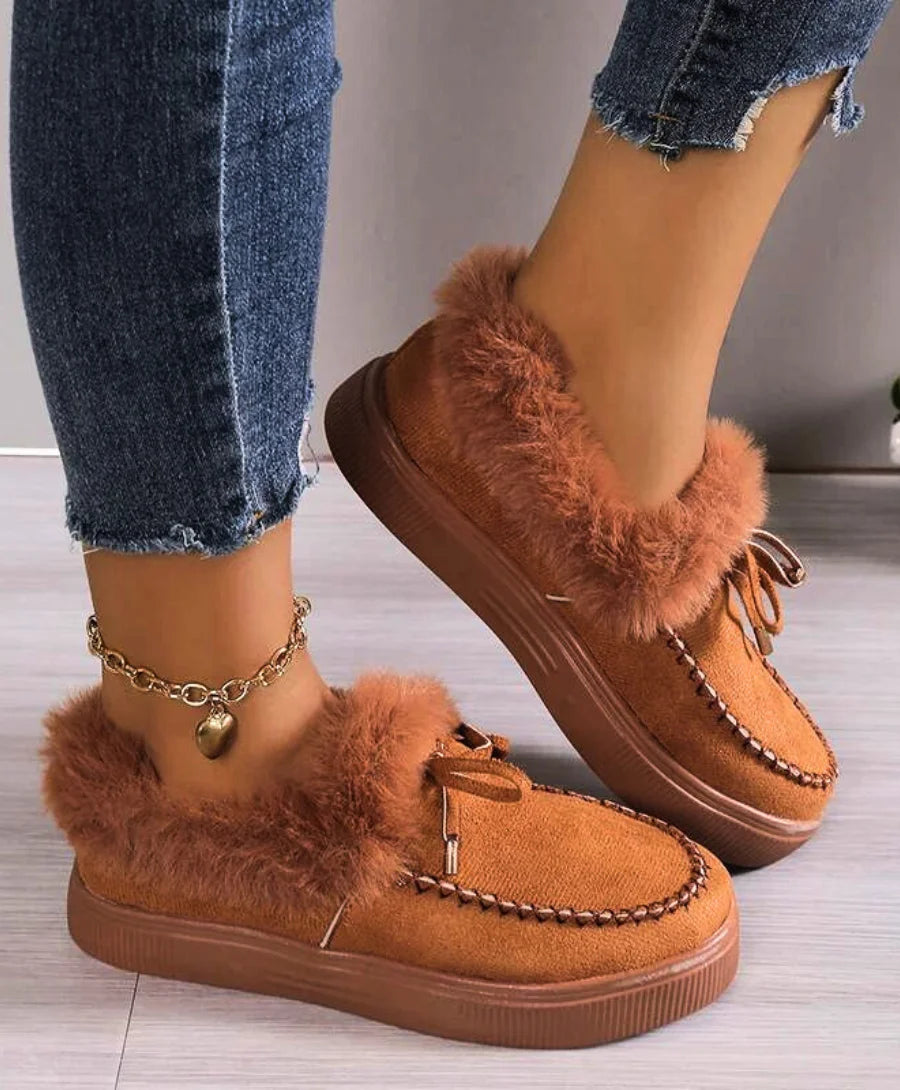 Pantufa Bota Feminina Inverno em Plush, confortável e elegante, feita de pelúcia macia com interior em espuma viscoelástica e sola antiderrapante.