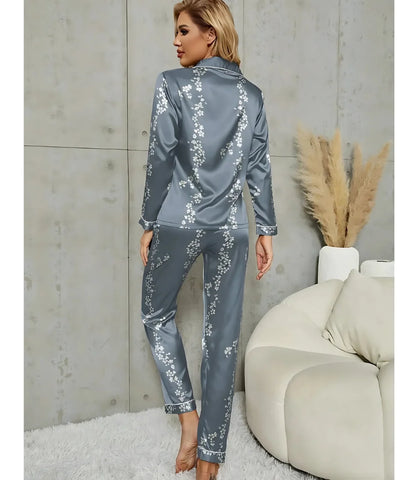 Pijama feminino de cetim florido confortável com decote em V e mangas longas, ideal para noites elegantes e confortáveis.