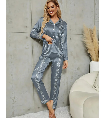 Pijama feminino de cetim florido confortável com decote em V e mangas longas, ideal para noites elegantes e confortáveis.