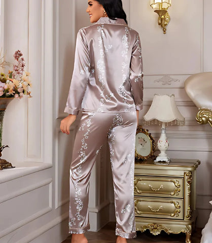 Pijama feminino de cetim florido confortável com decote em V e mangas longas, ideal para noites elegantes e confortáveis.