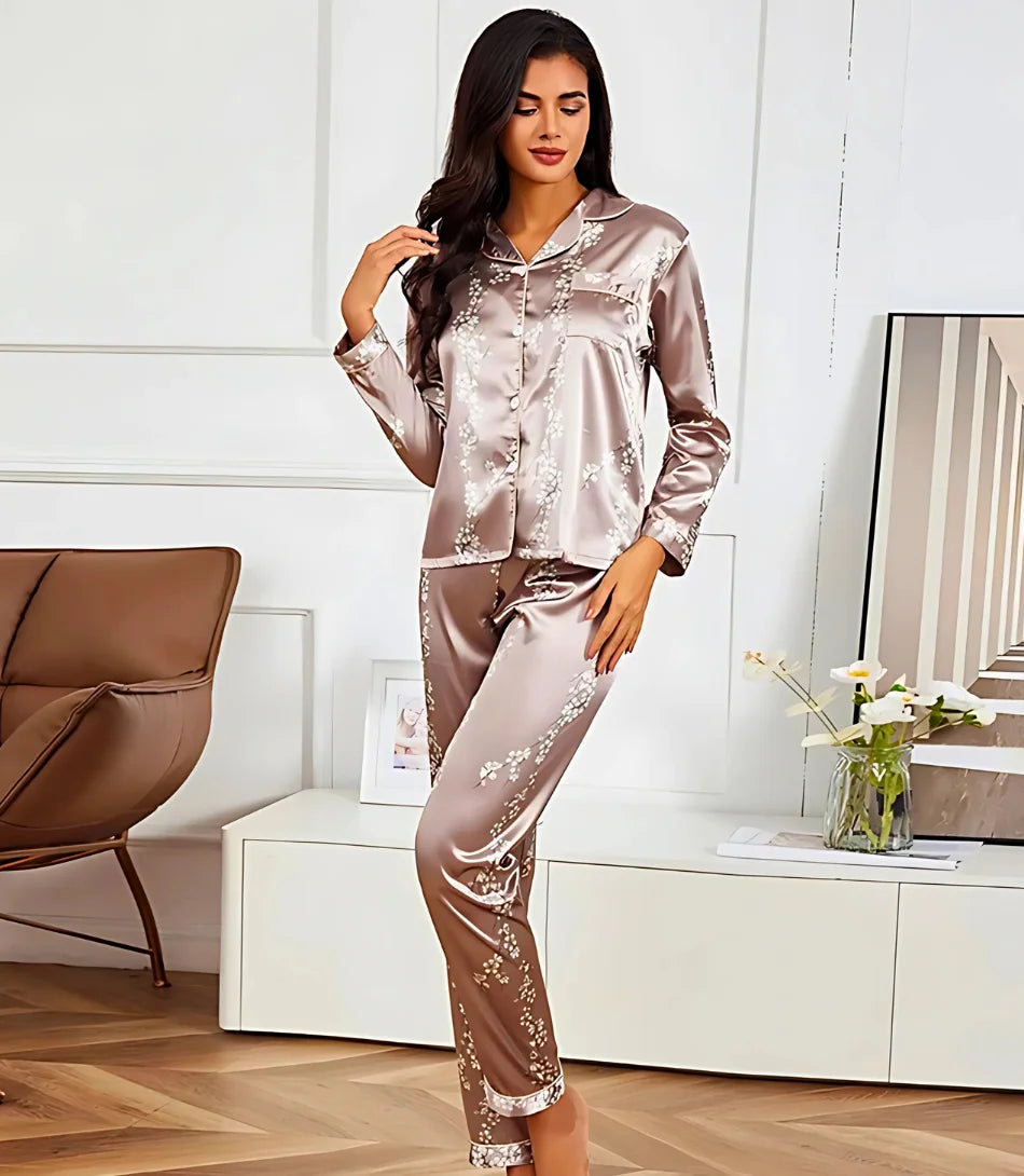 Pijama feminino de cetim florido confortável com decote em V e mangas longas, ideal para noites elegantes e confortáveis.