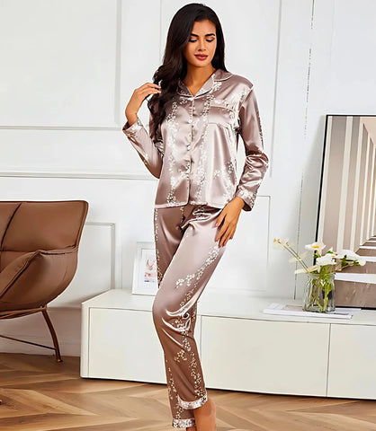 Pijama feminino de cetim florido confortável com decote em V e mangas longas, ideal para noites elegantes e confortáveis.