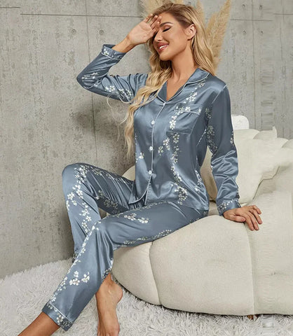 Pijama feminino de cetim florido confortável com decote em V e mangas longas, ideal para noites elegantes e confortáveis.