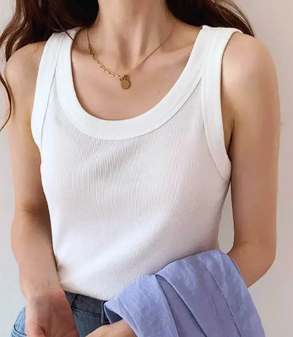 Regata Feminina Básica preta de algodão da Anellimn, corte skinny, alta elasticidade e decote redondo.