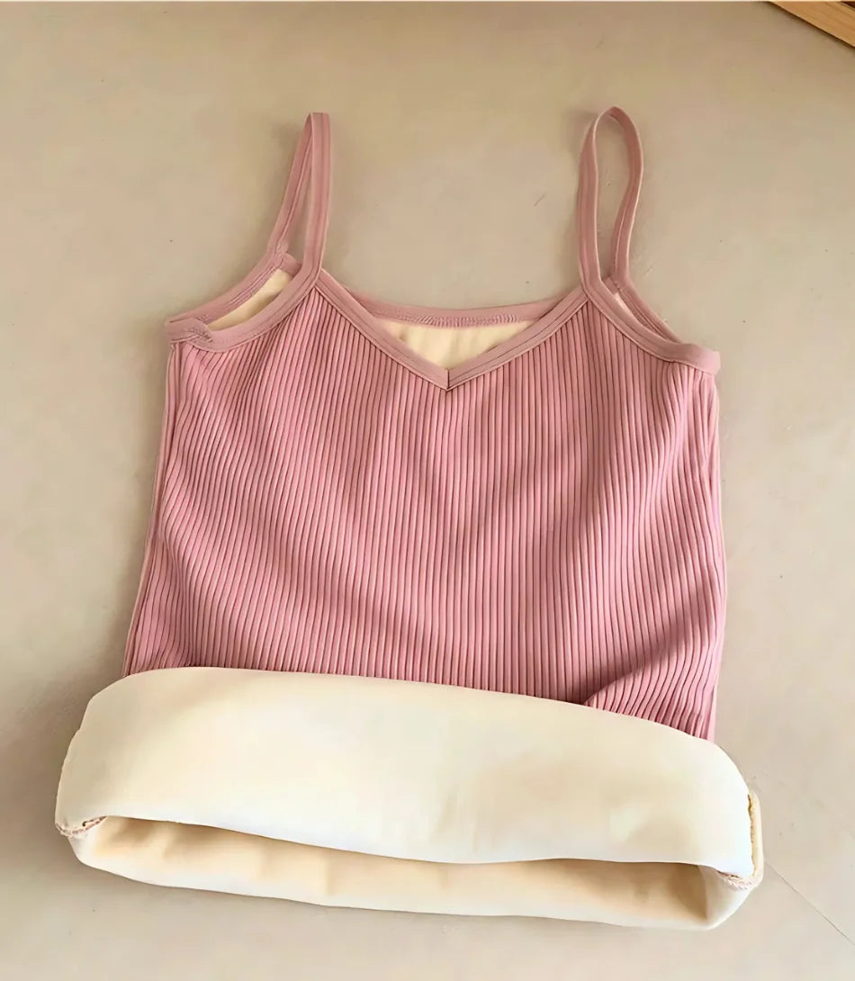 Regata Feminina Térmica com Alças Finas em tecido isolante, ideal para manter o calor e garantir estilo no inverno. 