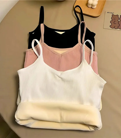 Regata Feminina Térmica com Alças Finas em tecido isolante, ideal para manter o calor e garantir estilo no inverno.