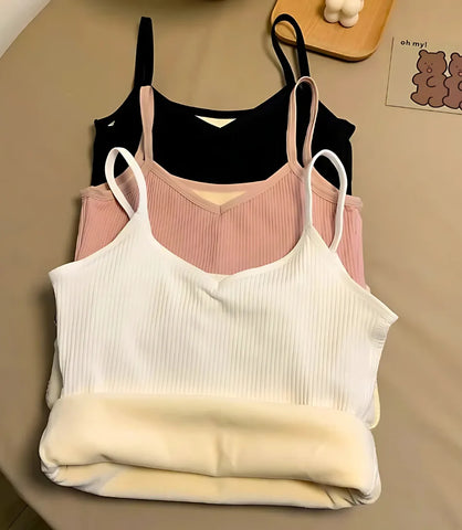 Regata Feminina Térmica com Alças Finas em tecido isolante, ideal para manter o calor e garantir estilo no inverno.