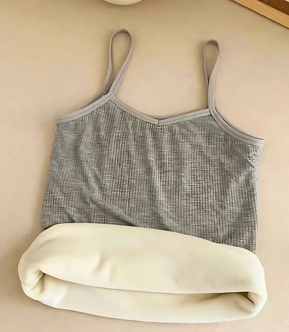 Regata Feminina Térmica com Alças Finas em tecido isolante, ideal para manter o calor e garantir estilo no inverno.