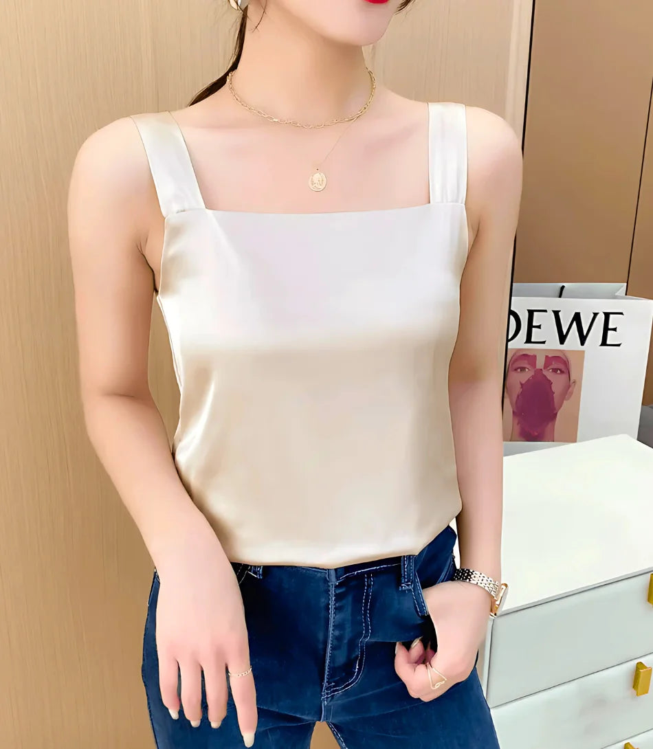 Regata de cetim feminina sofisticada, com caimento impecável e tecido acetinado leve, perfeita para composições elegantes. offwhite