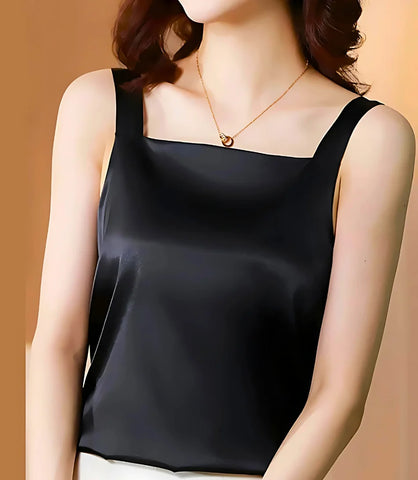 Regata de cetim feminina sofisticada, com caimento impecável e tecido acetinado leve, perfeita para composições elegantes. Preto