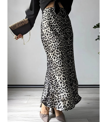 Saia midi feminina de cetim com estampa animal print e ajuste elegante, ideal para composições modernas e sofisticadas.