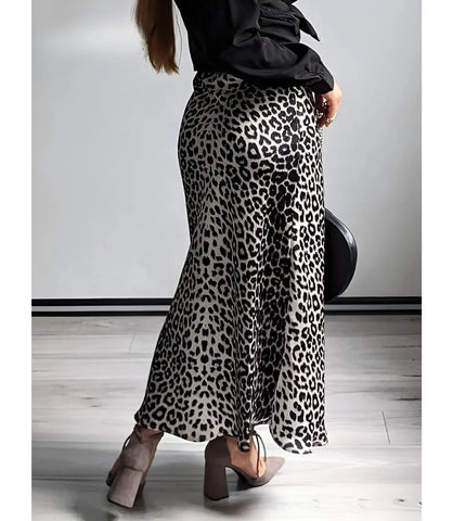 Saia midi feminina de cetim com estampa animal print e ajuste elegante, ideal para composições modernas e sofisticadas.