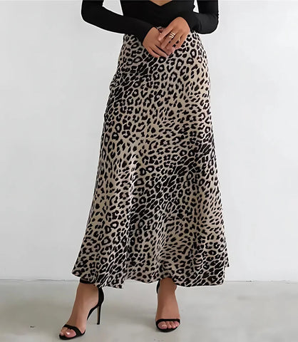 Saia midi feminina de cetim com estampa animal print e ajuste elegante, ideal para composições modernas e sofisticadas.