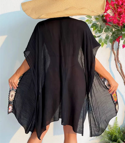 Saída de Praia Kimono Curta com bordados em crochê - Ideal para moda praia e conforto durante o verão!