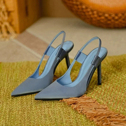 Scarpin Feminino Salto Fino Com Tira em cetim com bico fino, elegância e conforto para todas as ocasiões.