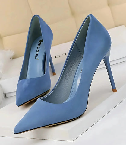 Scarpin Feminino Salto Alto Fino com Bico Fino e Camurça Macia
