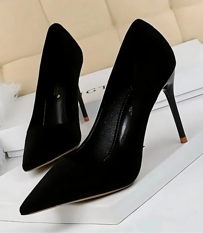 Scarpin Feminino Salto Alto Fino com Bico Fino e Camurça Macia