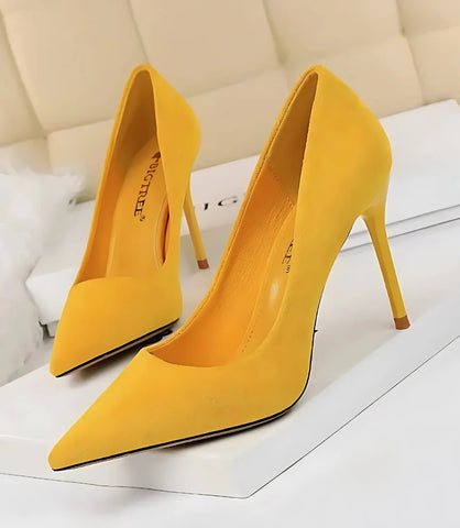 Scarpin Feminino Salto Alto Fino com Bico Fino e Camurça Macia