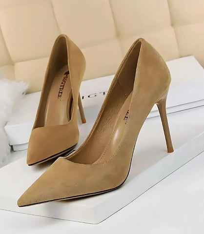Scarpin Feminino Salto Alto Fino com Bico Fino e Camurça Macia