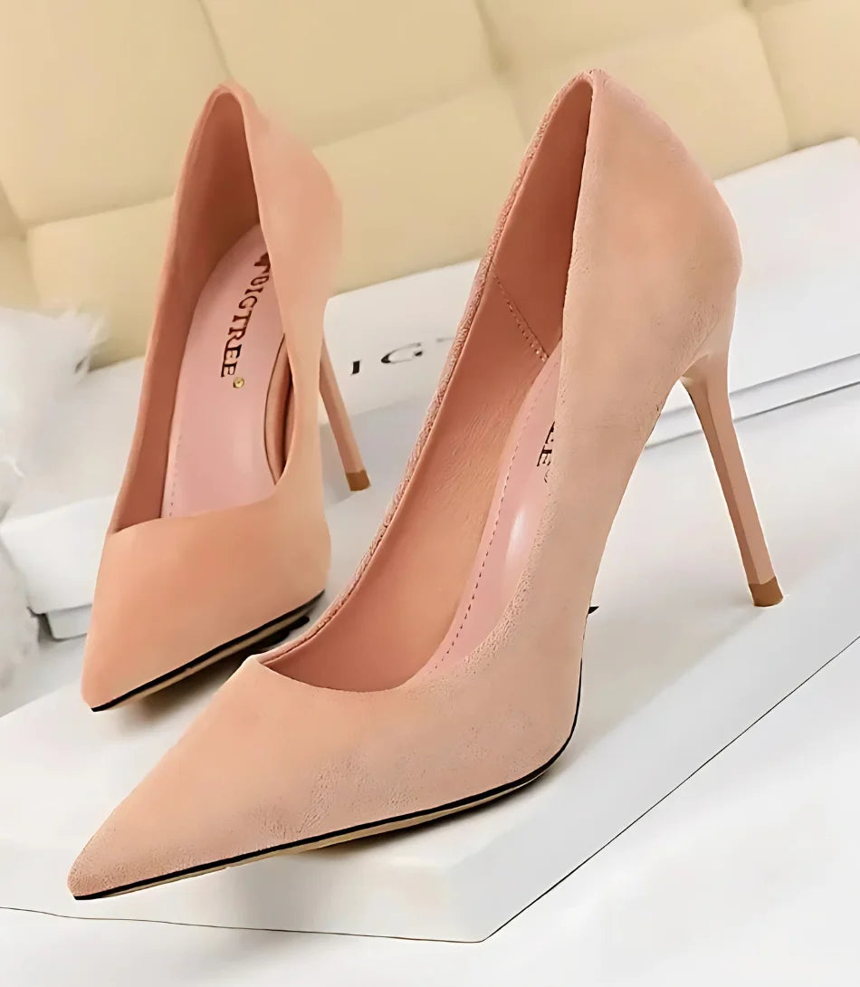 Scarpin Feminino Salto Alto Fino com Bico Fino e Camurça Macia