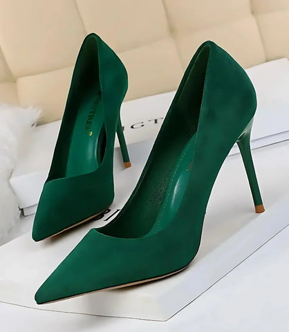 Scarpin Feminino Salto Alto Fino com Bico Fino e Camurça Macia