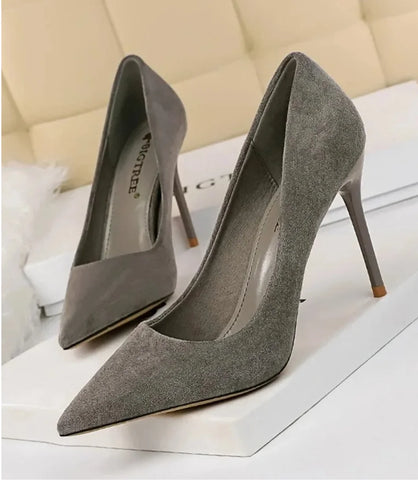 Scarpin Feminino Salto Alto Fino com Bico Fino e Camurça Macia