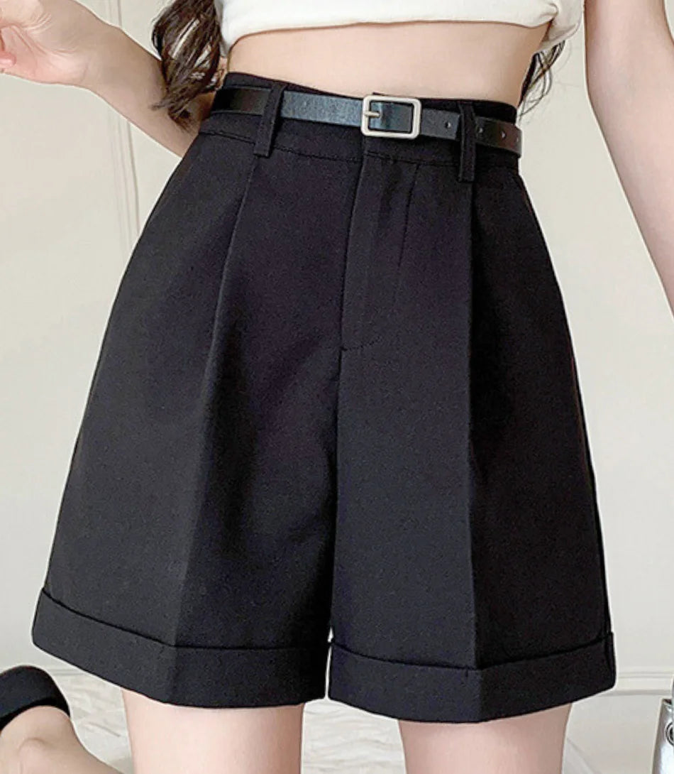 Short Feminino Cintura Alta com Cinto, elegante, com tecido de poliéster e detalhes sofisticados, ideal para looks formais e casuais.