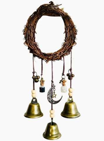 Sino dos Ventos para Porta: Símbolo de boa sorte e proteção. Feito de rattan, ferro e liga de zinco. 