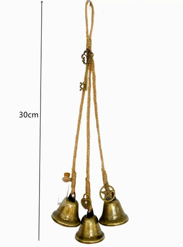 Sino dos Ventos para Porta: Símbolo de boa sorte e proteção. Feito de rattan, ferro e liga de zinco. Saiba Mais!