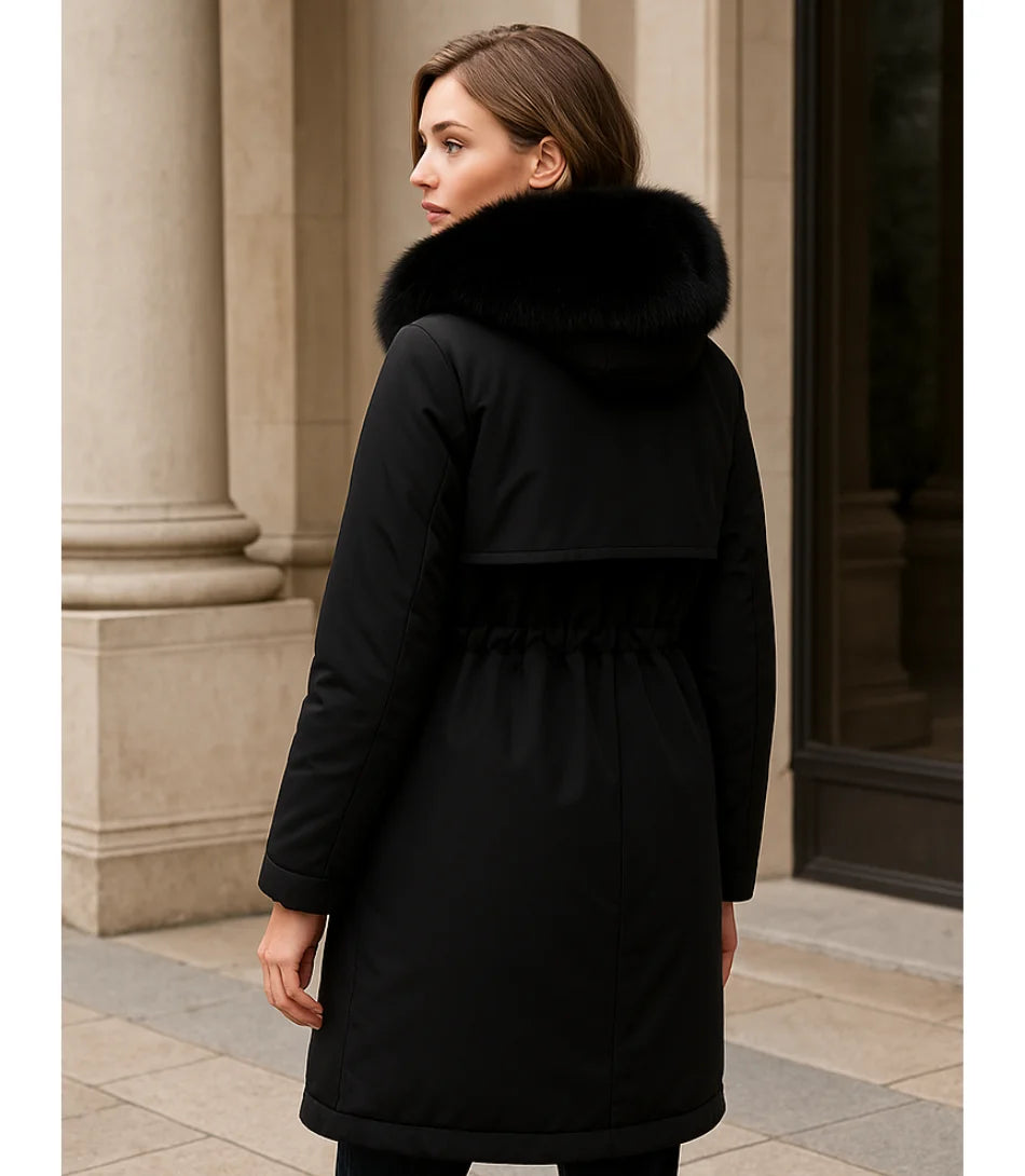Sobretudo feminino de inverno com forro de pele e capuz, corte reto e ajuste na cintura. Perfeito para aquecimento e elegância nos dias frios.