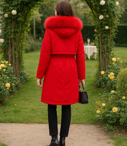 Sobretudo feminino de inverno com forro de pele e capuz, corte reto e ajuste na cintura. Perfeito para aquecimento e elegância nos dias frios.