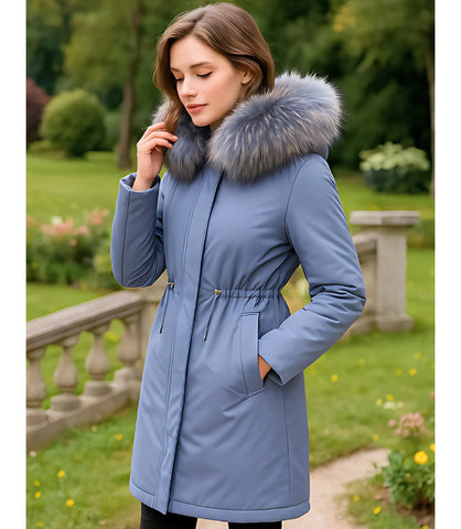 Sobretudo feminino de inverno com forro de pele e capuz, corte reto e ajuste na cintura. Perfeito para aquecimento e elegância nos dias frios.