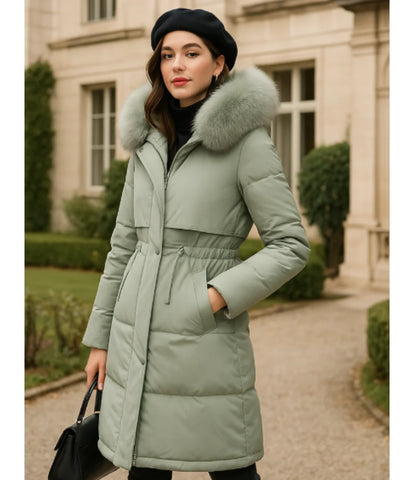 Sobretudo feminino de inverno com forro de pele e capuz, corte reto e ajuste na cintura. Perfeito para aquecimento e elegância nos dias frios.