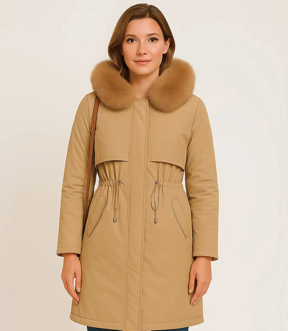 Sobretudo feminino de inverno com forro de pele e capuz, corte reto e ajuste na cintura. Perfeito para aquecimento e elegância nos dias frios.