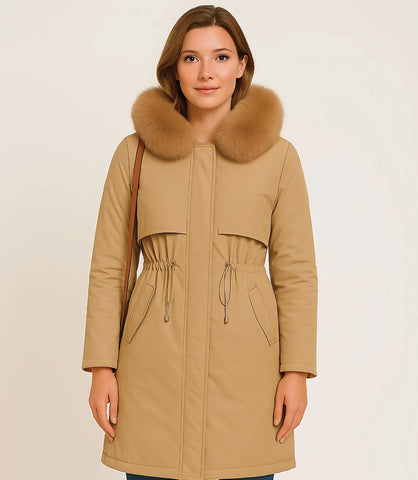 Sobretudo feminino de inverno com forro de pele e capuz, corte reto e ajuste na cintura. Perfeito para aquecimento e elegância nos dias frios.