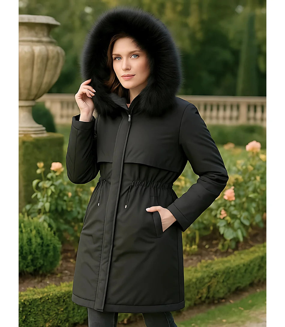 Sobretudo feminino de inverno com forro de pele e capuz, corte reto e ajuste na cintura. Perfeito para aquecimento e elegância nos dias frios.