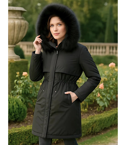 Sobretudo feminino de inverno com forro de pele e capuz, corte reto e ajuste na cintura. Perfeito para aquecimento e elegância nos dias frios.
