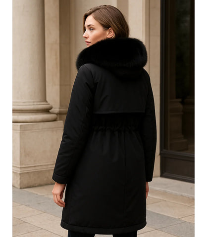 Sobretudo feminino de inverno com forro de pele e capuz, corte reto e ajuste na cintura. Perfeito para aquecimento e elegância nos dias frios.