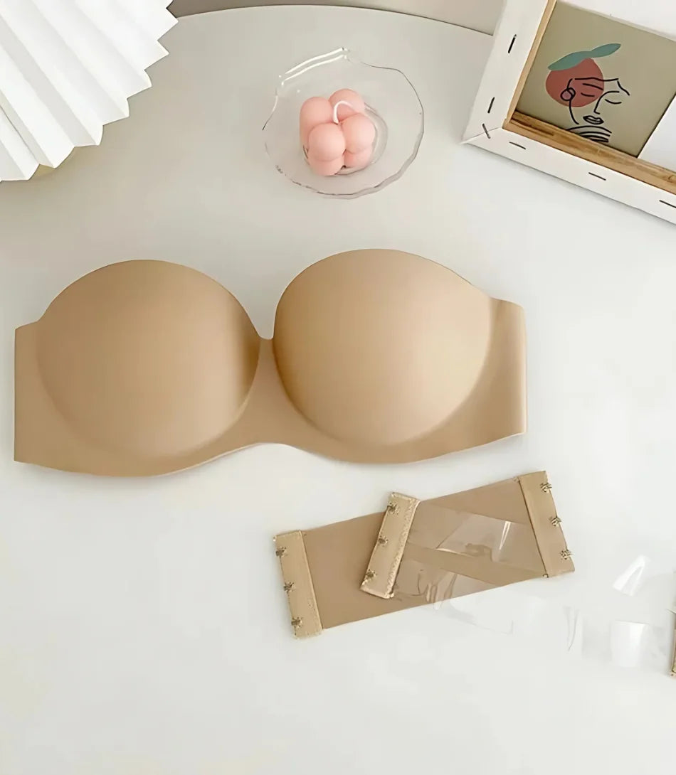 Sutiã tomara que caia sem costura, com bojo moldado e ajuste perfeito. Ideal para vestidos e blusas tomara que caia, proporcionando conforto e sustentação.
