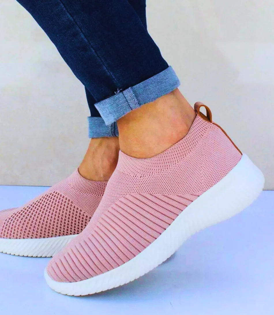 Tênis Slip-On Feminino de malha respirável com solado antiderrapante, leve e confortável, em cores variadas.