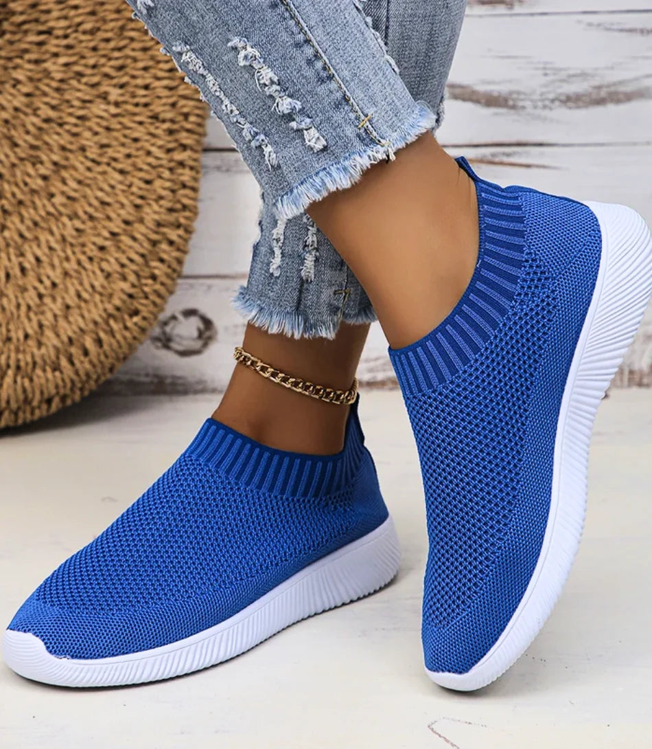 Tênis Slip-On Feminino de malha respirável com solado antiderrapante, leve e confortável, em cores variadas.