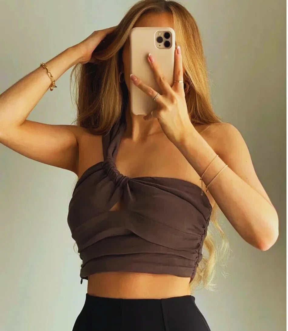 Top feminino de um ombro em algodão com detalhe franzido, estilo assimétrico, ideal para combinações sofisticadas.