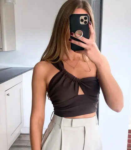 Top feminino de um ombro em algodão com detalhe franzido, estilo assimétrico, ideal para combinações sofisticadas.