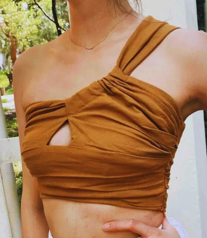 Top feminino de um ombro em algodão com detalhe franzido, estilo assimétrico, ideal para combinações sofisticadas.