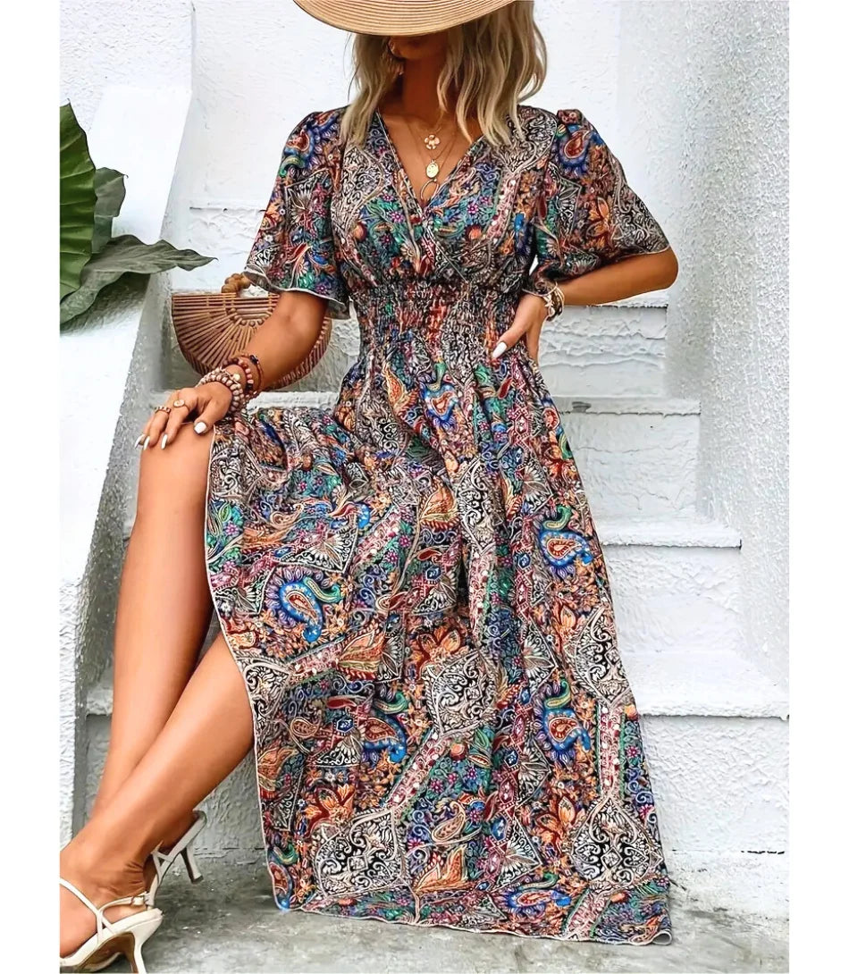 Vestido Boho Chic Longo estampado, com decote em V, mangas amplas e cintura ajustável, perfeito para ocasiões casuais e elegantes.